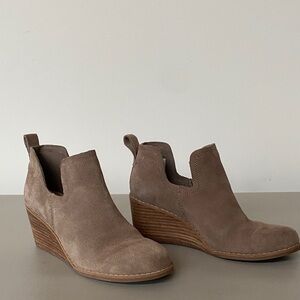 Women’s Size 6 TOMS Women's Taupe Suede Ankle Booties